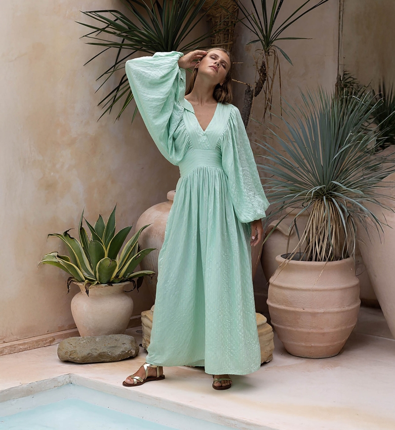 Vestido Largo Angie – verde manzana – mangas largas – escote en V – bohemio – cinturón ajustable – Miss June Paris – 1