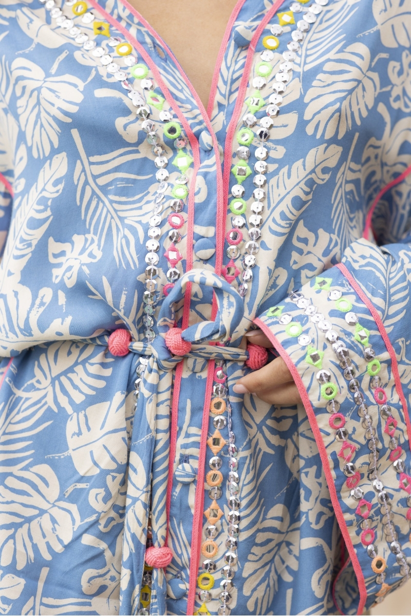 Vestido corto MILOS: manga larga bohemia con estampado floral azul/blanco - cinturón a juego - Miss June Paris - 5