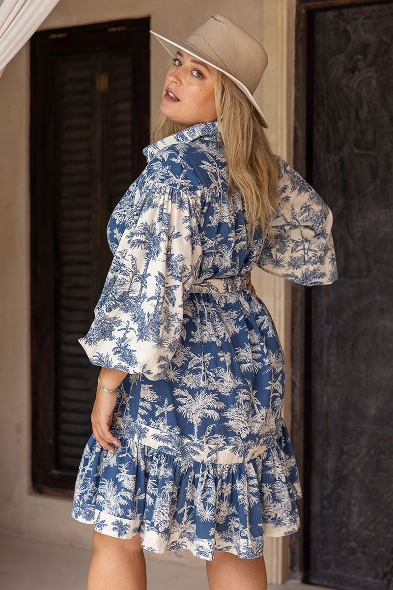 Vestido Corto Eleanor – crudo/azul – estampado tropical – mangas largas – cinturón a juego – bohemio – XXL - Miss June Paris – 1