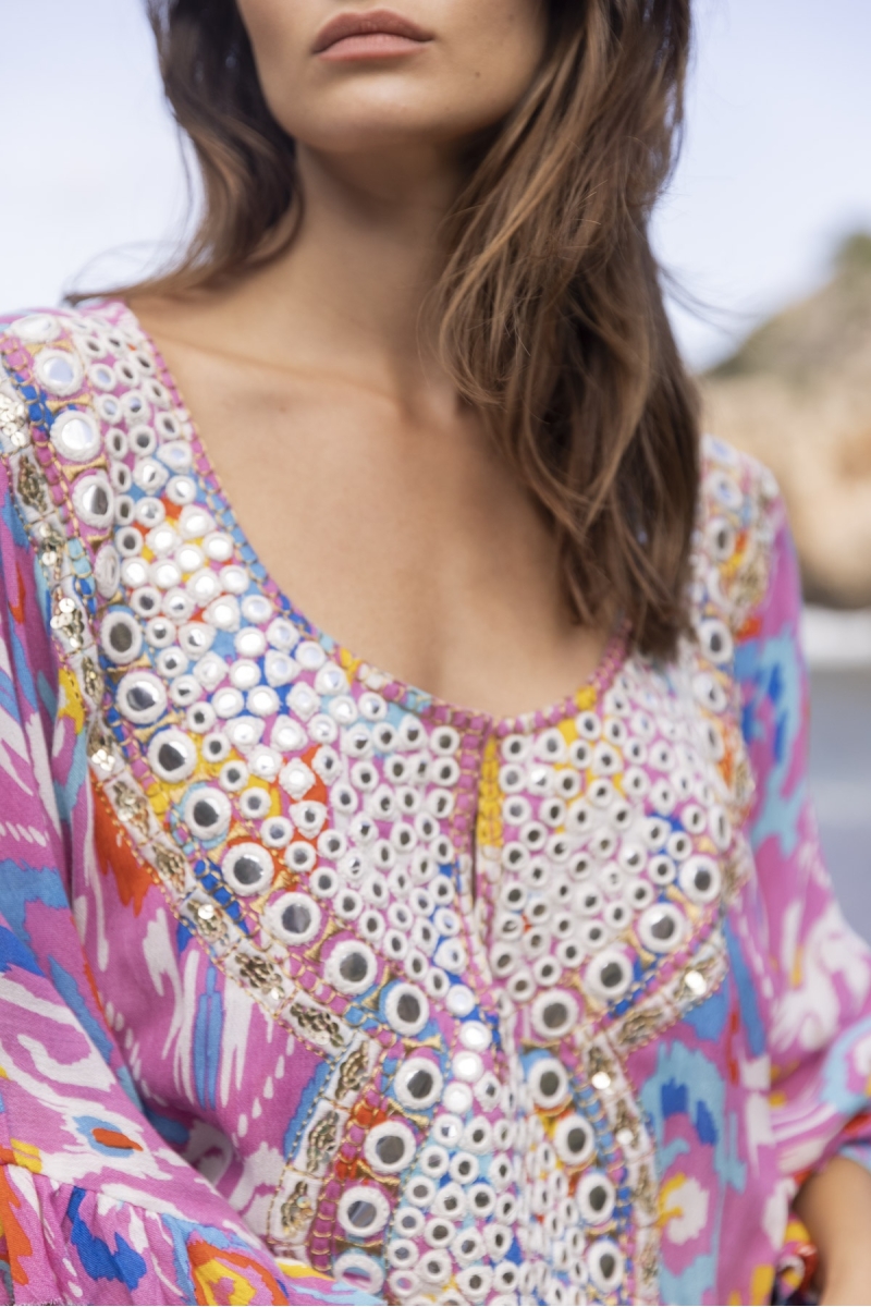 Mini-Kleid FRESH: rosa/blaue Farbe - dekorierter Einsatz - Stickereien - lange Boho-Ärmel - Miss June Paris - 2