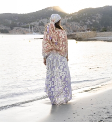 Kaftan Longo Pastel - Pêssego Degradê Lilás - Detalhes Dourados - Mangas Longas - Miss June Paris - 3