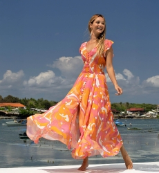 Vestido Largo Scarlett – rosa/naranja – estampado bohemio – escote en V – cinturón fruncido – Miss June Paris – 3