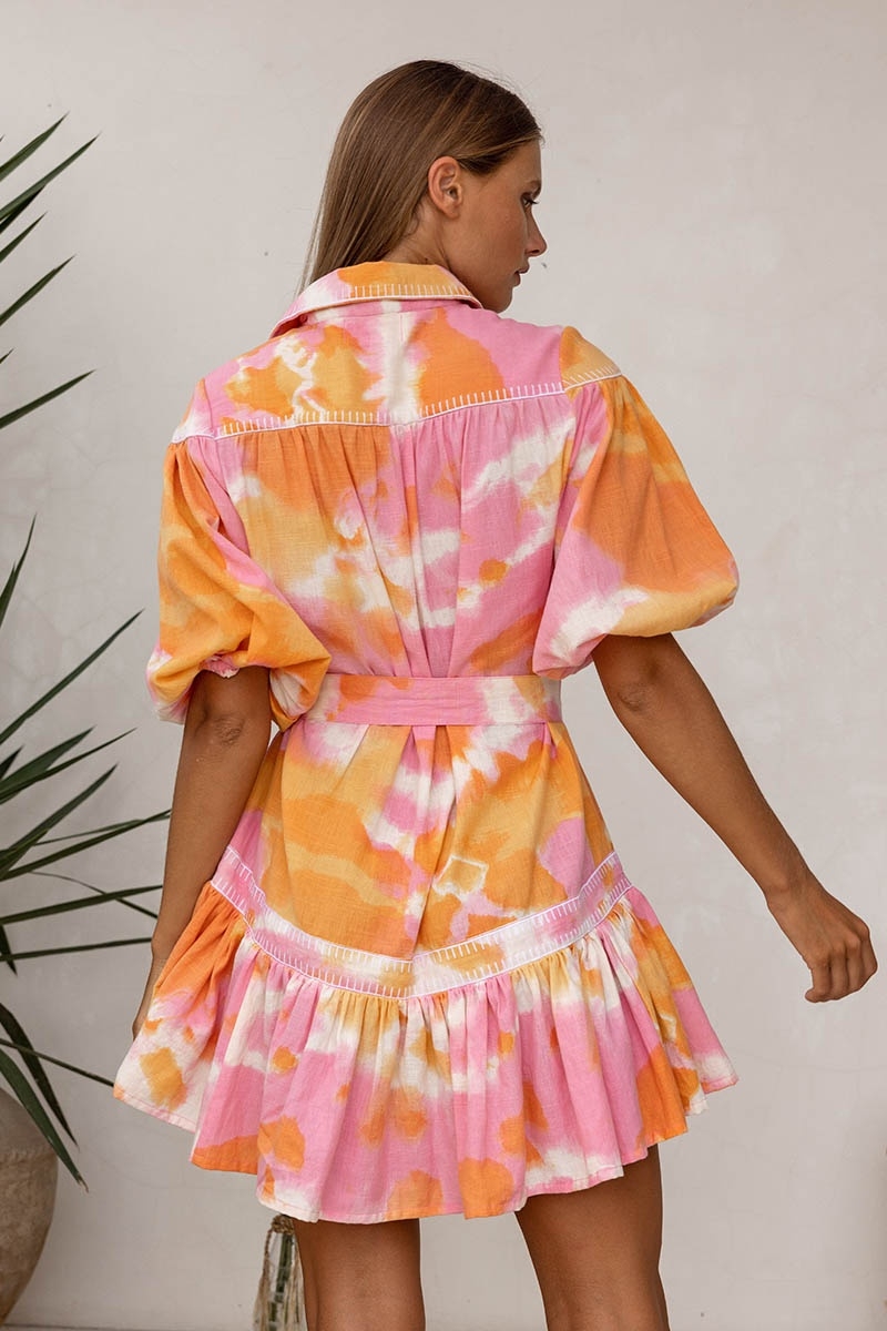 Vestido Corto Victoria – rosa/naranja – manga corta – estampado tie-dye – cinturón a juego – bohemio – Miss June Paris – 2