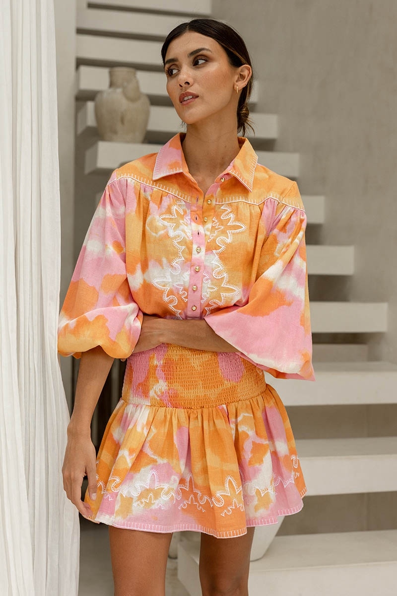 Falda Lelya – naranja/rosa – detalles bordados – estilo fruncido – estampado tie-dye – bohemio – Miss June Paris – 2