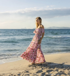 Robe Longue Roses - rose/multicouleur - manche courte  -épaules dénudées - fleurie -  - Miss June Paris - 6