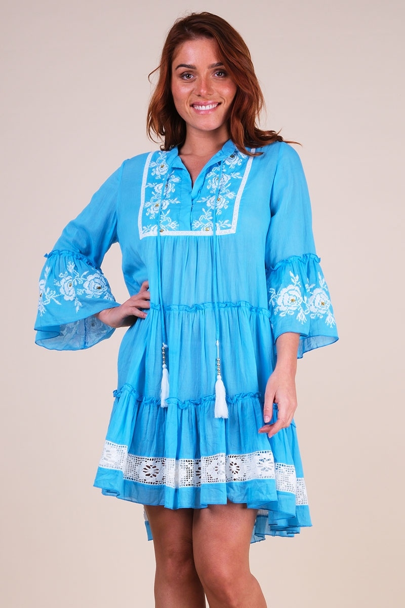 Robe courte Cecilia - bleu avec broderie blanche - dentelles délicates - texture raffiné - Miss June Paris - 5
