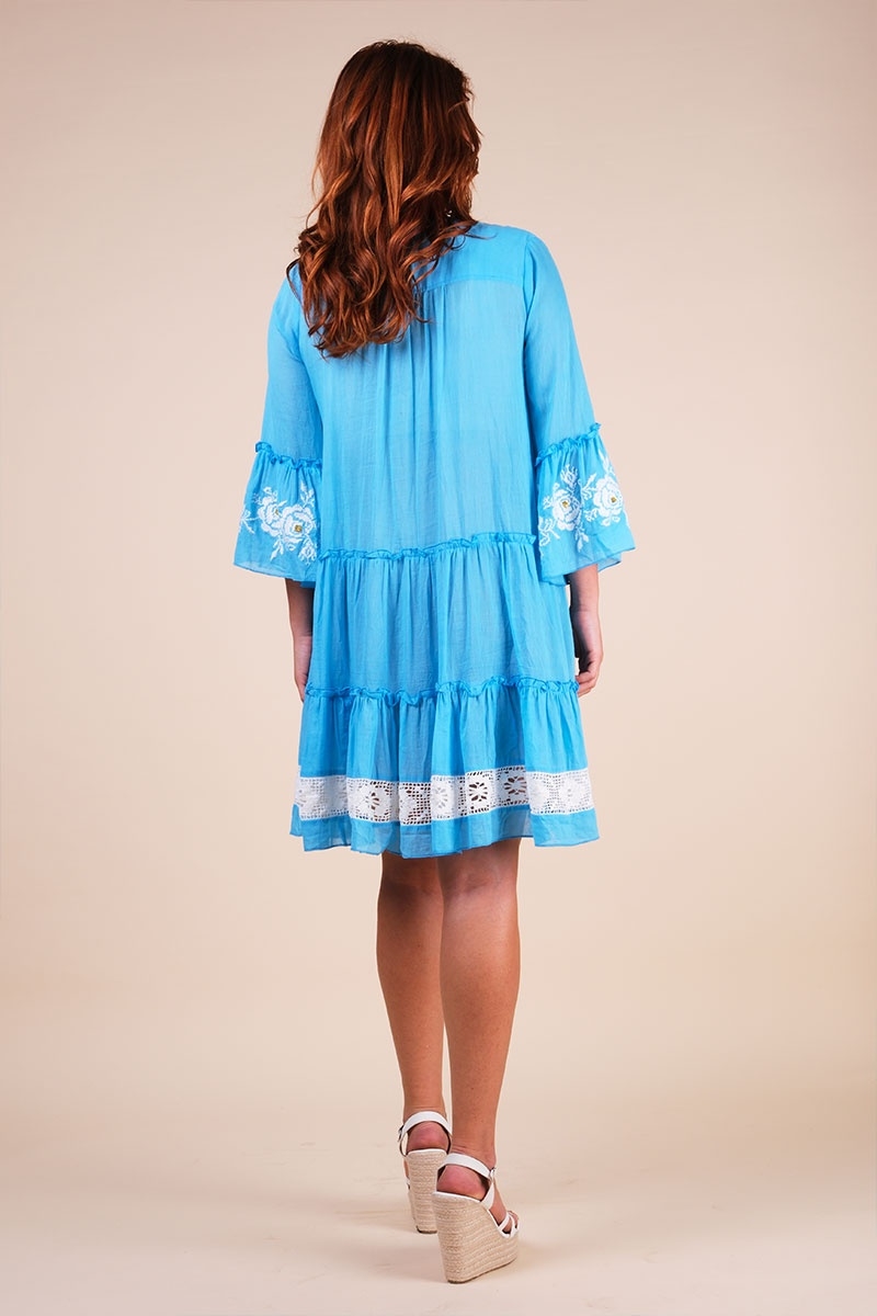 Robe courte Cecilia - bleu avec broderie blanche - dentelles délicates - texture raffiné - Miss June Paris - 7