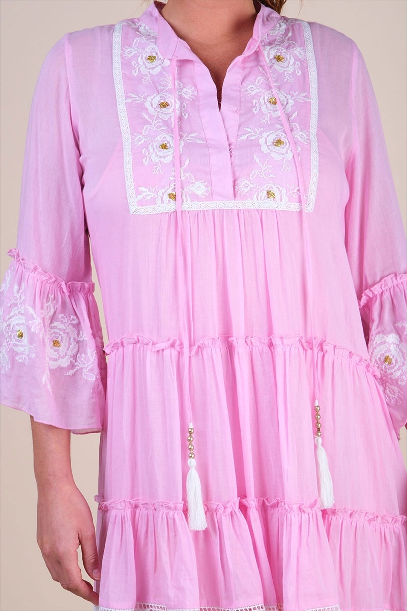 Robe courte Cecilia - rose avec broderie blanche - dentelles délicates - texture raffiné - Miss June Paris - 6