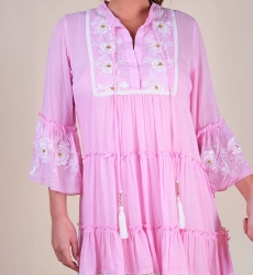 Robe courte Cecilia - rose avec broderie blanche - dentelles délicates - texture raffiné - Miss June Paris - 6