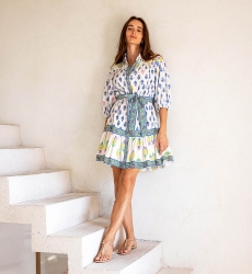 Kurzes Kleid Laya - Farbe weiß - blau, gelb und rosa bedruckt - 3/4-Ärmel - Miss June Paris - 4