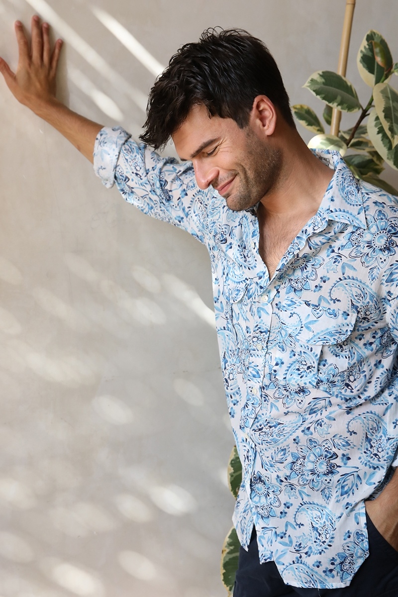 Camisa Filandia – blanca – estampado paisley / azul – mangas largas – bolsillos frontales – colección Shay – Miss June Paris – 6