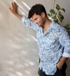 Camisa Filandia – blanca – estampado paisley / azul – mangas largas – bolsillos frontales – colección Shay – Miss June Paris – 6