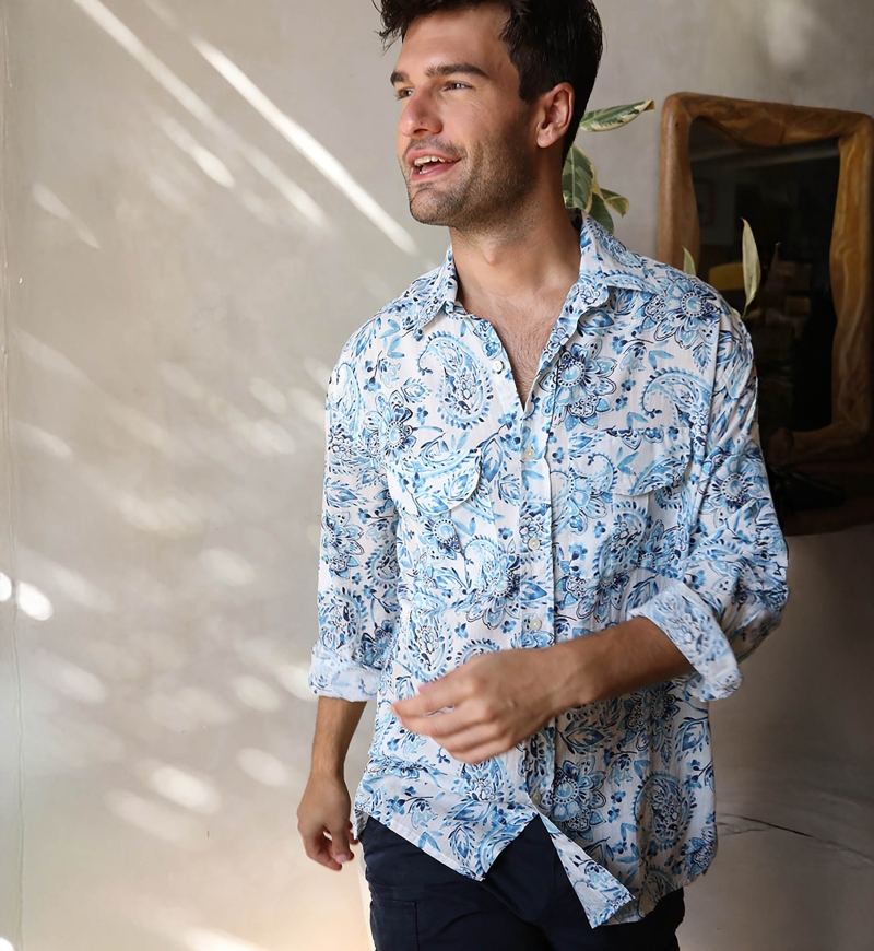 Camicia Filandia – bianca – stampa paisley / blu – maniche lunghe – tasche frontali – collezione Shay – Miss June Paris – 7