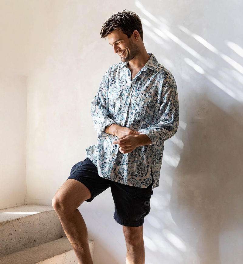 Camicia Filandia – bianca – stampa paisley / blu – maniche lunghe – tasche frontali – collezione Shay – Miss June Paris – 4