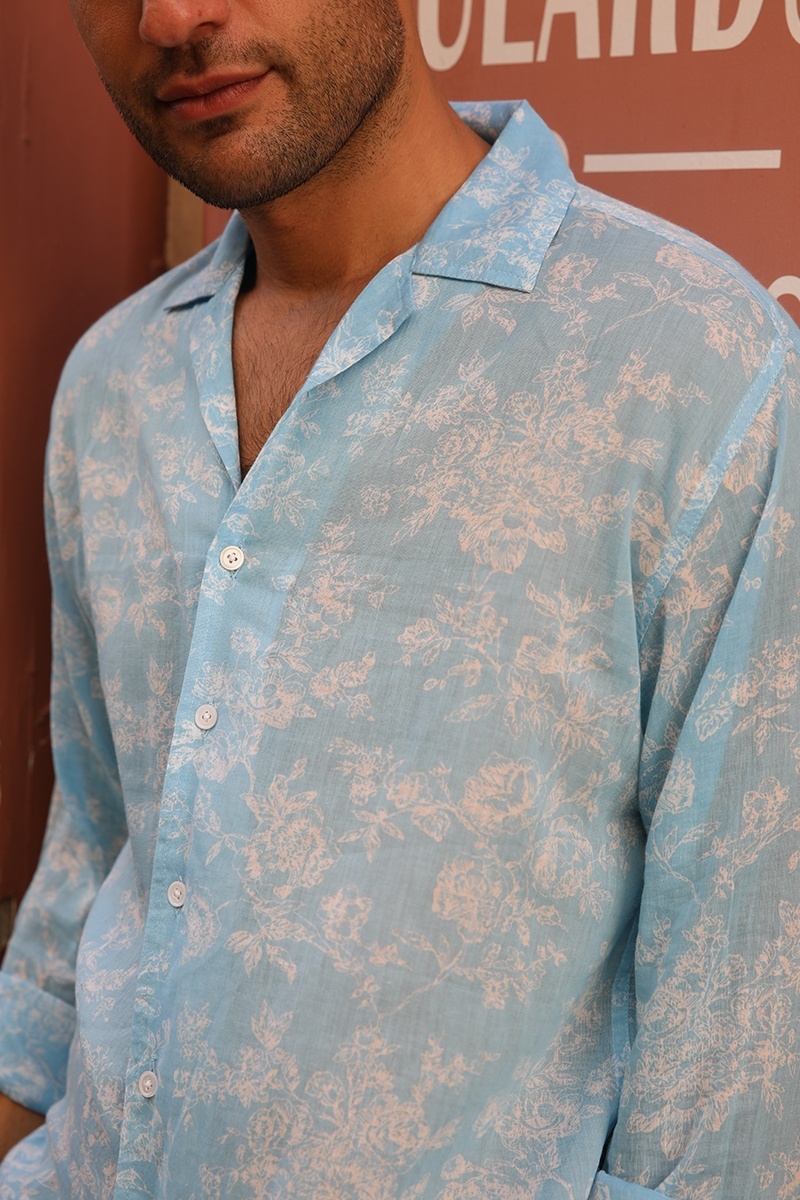 Camisa Salento – azul – estampado floral blanco – mangas largas – tejido ligero – colección Shay – Miss June Paris – 3