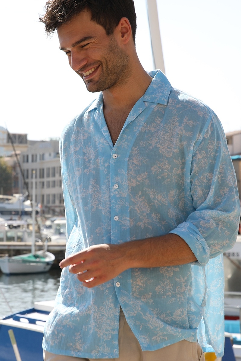 Camisa Salento – azul – estampado floral blanco – mangas largas – tejido ligero – colección Shay – Miss June Paris – 2