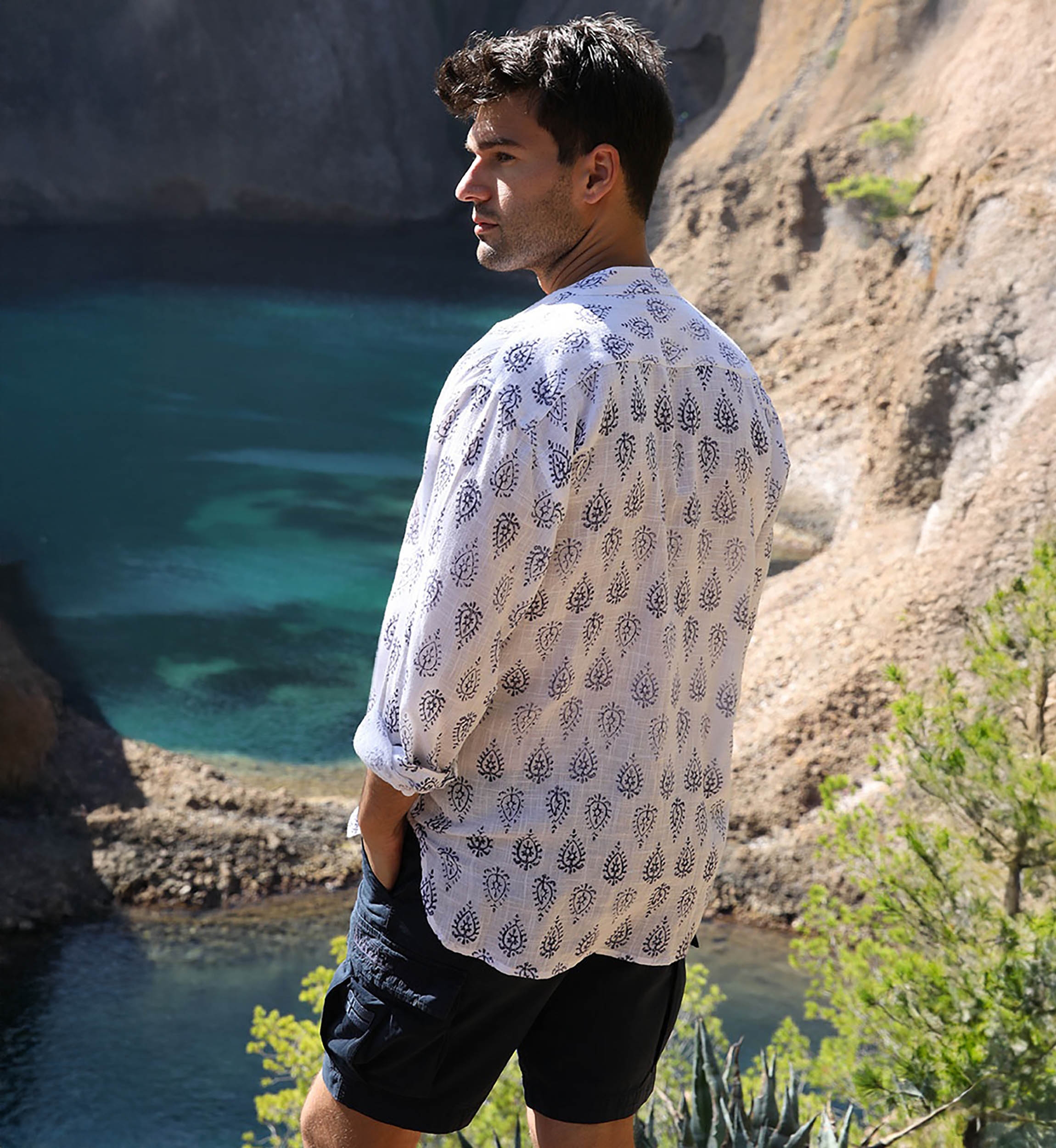 Camisa Bello – blanca – motivos bohemios azul marino – mangas largas – tejido fluido – colección Shay – Miss June Paris – 2