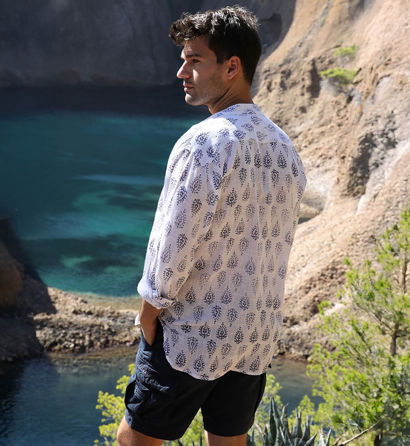 Camisa Bello – branca – padrões boêmios azul-marinho – mangas compridas – tecido fluido – coleção Shay – Miss June Paris – 2