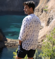 Camisa Bello – blanca – motivos bohemios azul marino – mangas largas – tejido fluido – colección Shay – Miss June Paris – 2