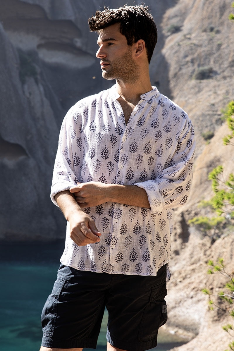 Camisa Bello – blanca – motivos bohemios azul marino – mangas largas – tejido fluido – colección Shay – Miss June Paris – 1