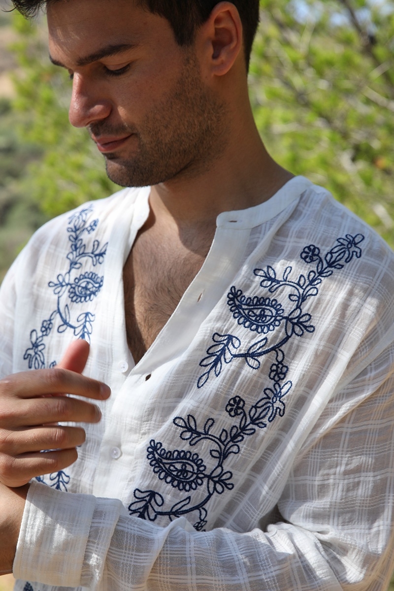 Camisa Cocora – blanca – bordados azules – mangas largas – tejido fluido – colección Shay – Miss June Paris – 7