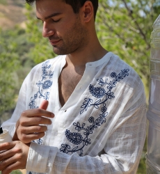 Camisa Cocora – blanca – bordados azules – mangas largas – tejido fluido – colección Shay – Miss June Paris – 7