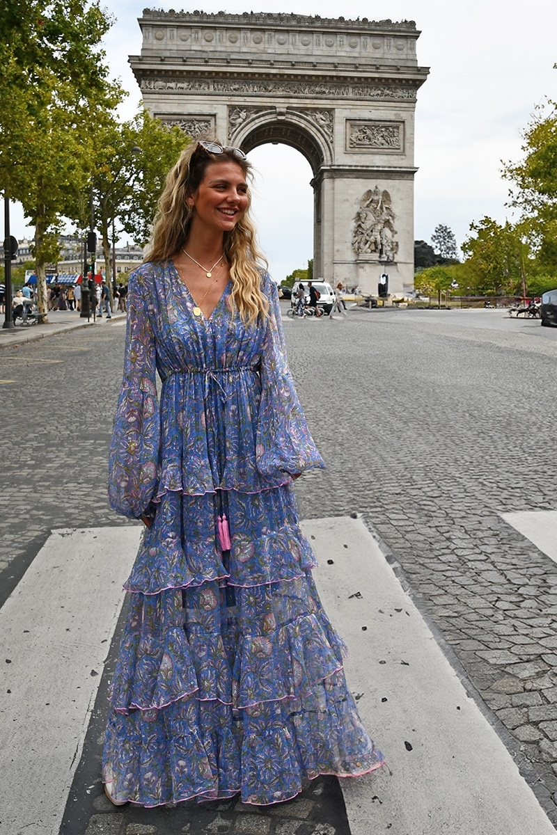 Vestido Largo Emilia: azul - volantes delicados - corte fluido - lurex plateado - patrones sutiles - Miss June Paris - 4