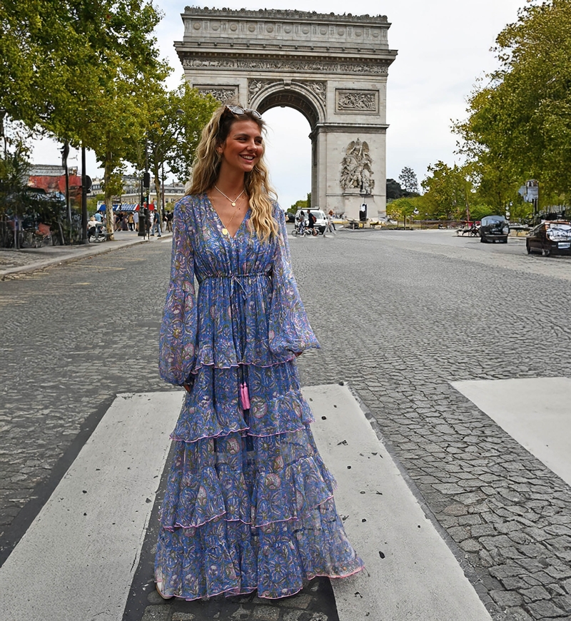 Langes Kleid Emilia: blau - zarte Rüschen - fließender Schnitt - silbernes Lurex - subtile Muster - Miss June Paris - 4