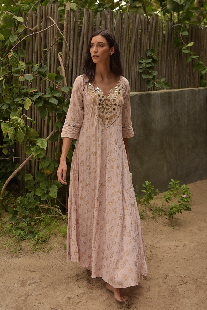 Vestido Largo Andrea: rosa - pecho decorado - detalles dorados - mangas tres cuartos - Miss June Paris - 1