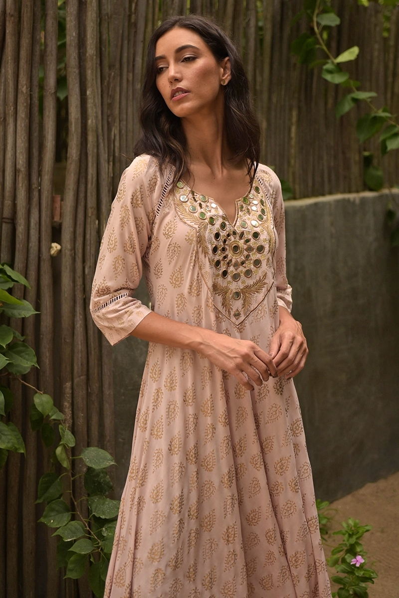 Langes Kleid Andrea: rosa - verziertes Brustteil - goldene Details - halblange Ärmel - Miss June Paris - 2