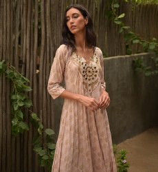 Vestido Largo Andrea: rosa - pecho decorado - detalles dorados - mangas tres cuartos - Miss June Paris - 2