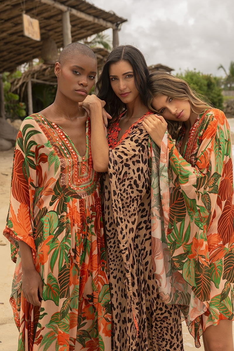 Caftan Curto Aleida: laranja/multicolorido - estampa tropical - peitoral luminoso - Miss June Paris - 2