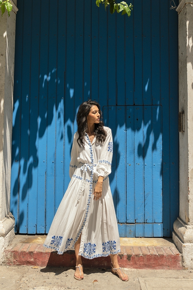 Vestido largo Katerina - blanco - bordado azul - cinturón bordado - botones plateados - Miss June Paris - 3