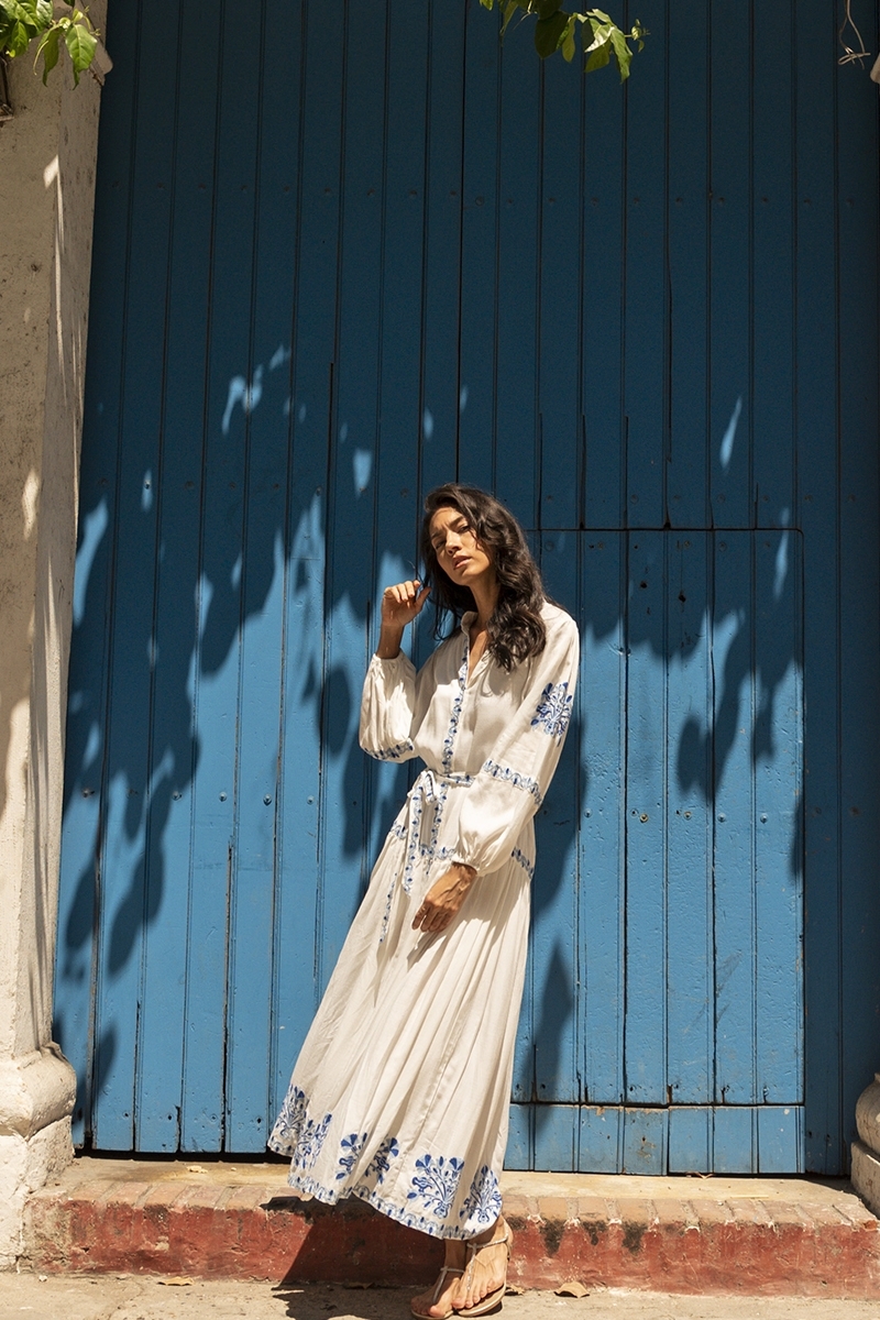 Vestido largo Katerina - blanco - bordado azul - cinturón bordado - botones plateados - Miss June Paris - 4