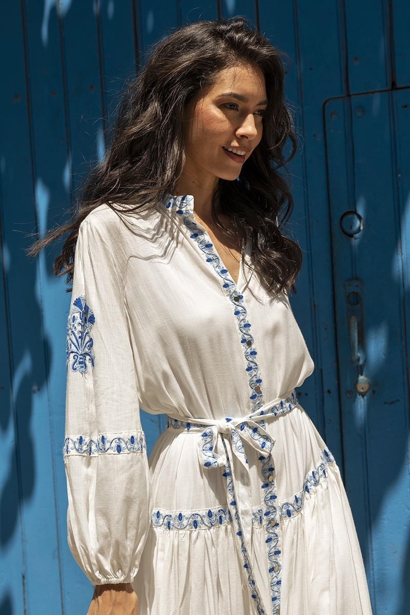 Vestido largo Katerina - blanco - bordado azul - cinturón bordado - botones plateados - Miss June Paris - 1
