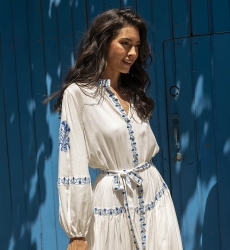 Vestido largo Katerina - blanco - bordado azul - cinturón bordado - botones plateados - Miss June Paris - 1