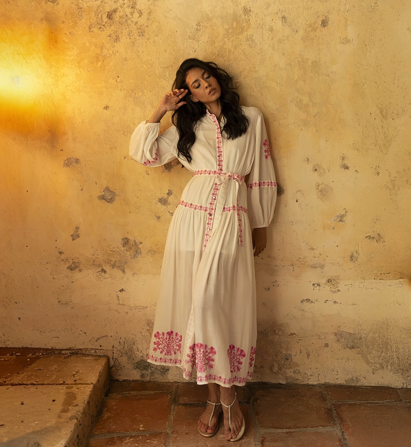 Robe longue Katerina - blanche - ornée de broderies rose - ceinture brodée - boutons argentés - Miss June Paris - 1