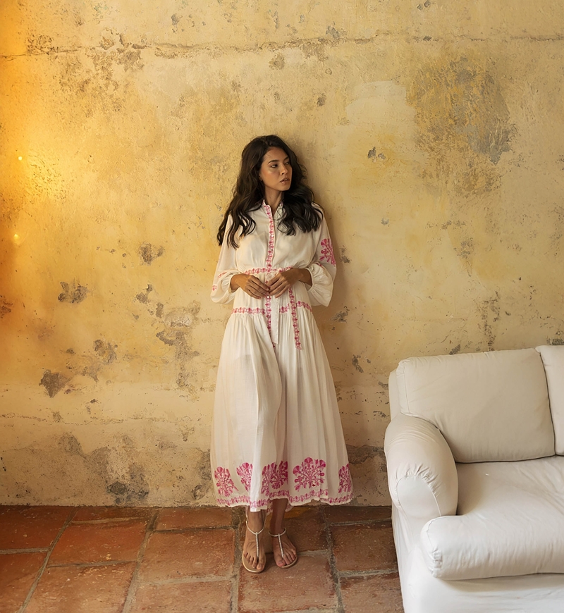 Robe longue Katerina - blanche - ornée de broderies rose - ceinture brodée - boutons argentés - Miss June Paris - 2