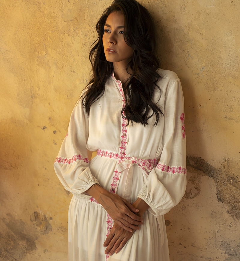 Vestido Largo Katerina - blanco - bordado rosa - cinturón bordado - botones plateados - Miss June Paris - 3