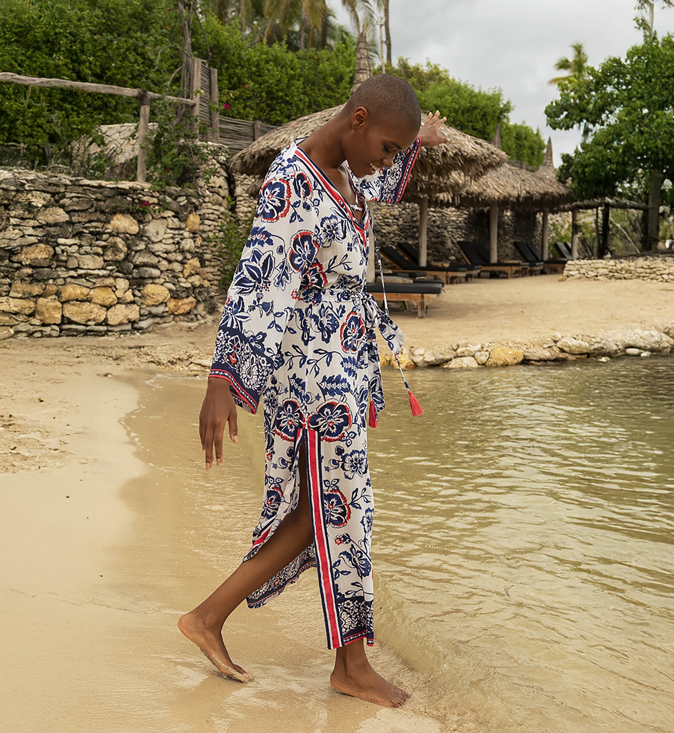Vestido largo Viviana - blanco - motivos florales rojos y azules - cinturón a juego - Miss June Paris - 2