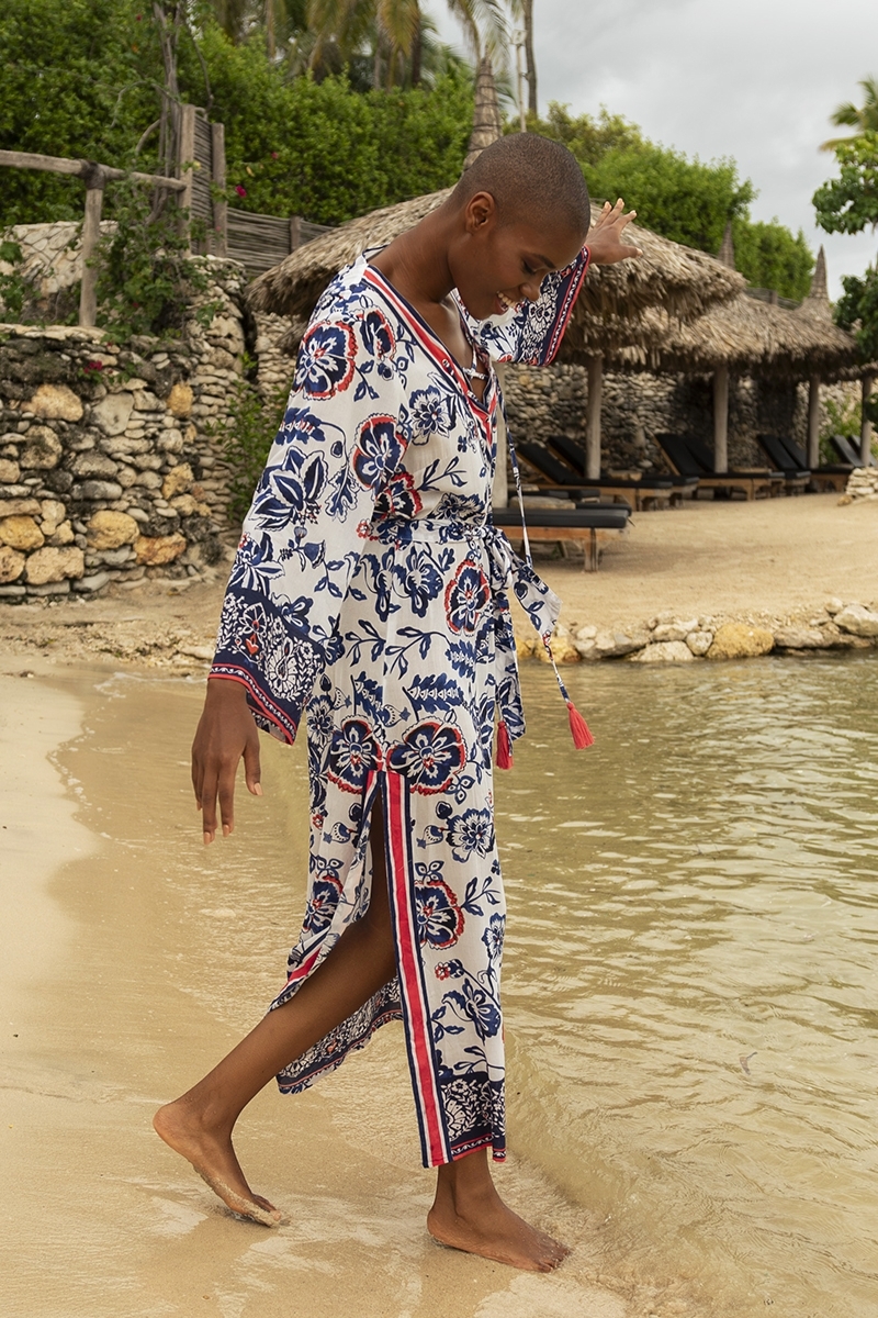 Robe longue Viviana - blanches - motifs floraux rouges et bleus - ceinture assortie - Miss June Paris - 2