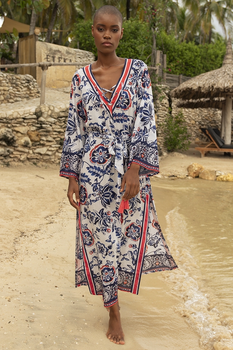 Robe longue Viviana - blanches - motifs floraux rouges et bleus - ceinture assortie - Miss June Paris - 4