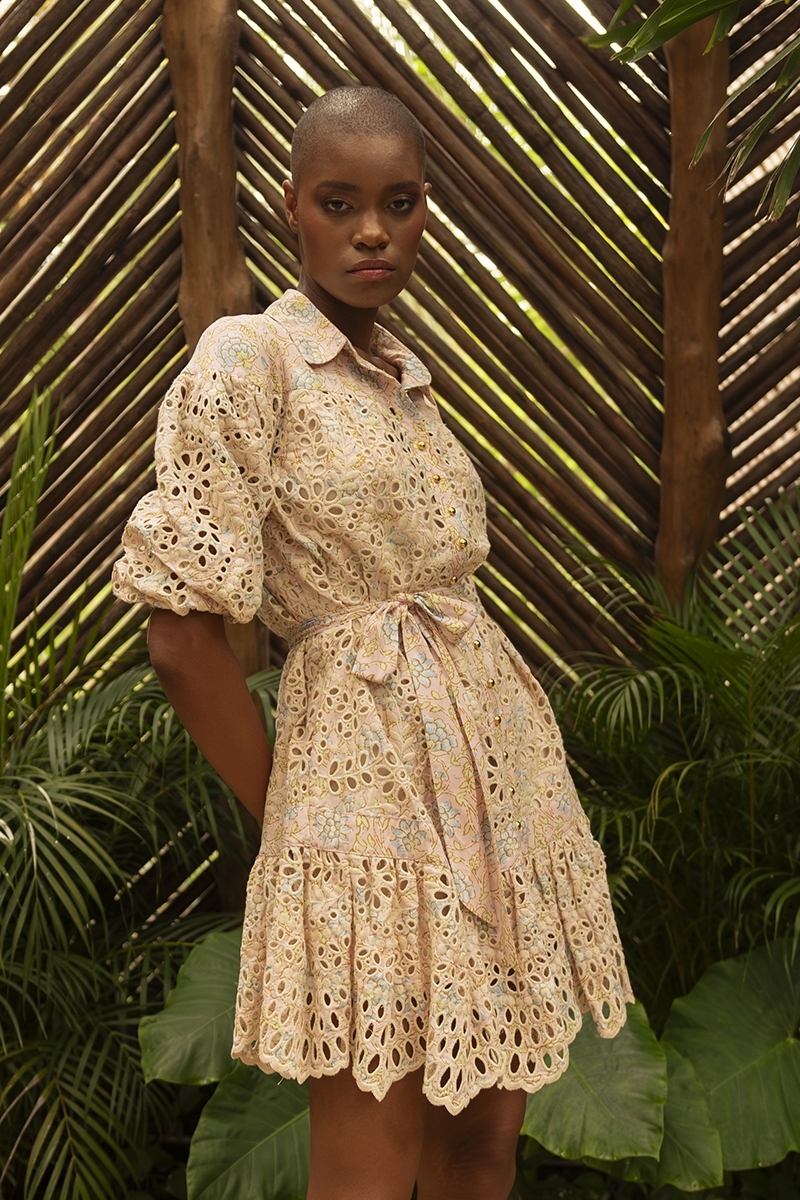 Vestido corto Teodora - bordado rosa - estampado floral - mangas 3/4 abullonadas - cinturón a juego - Miss June Paris - 2