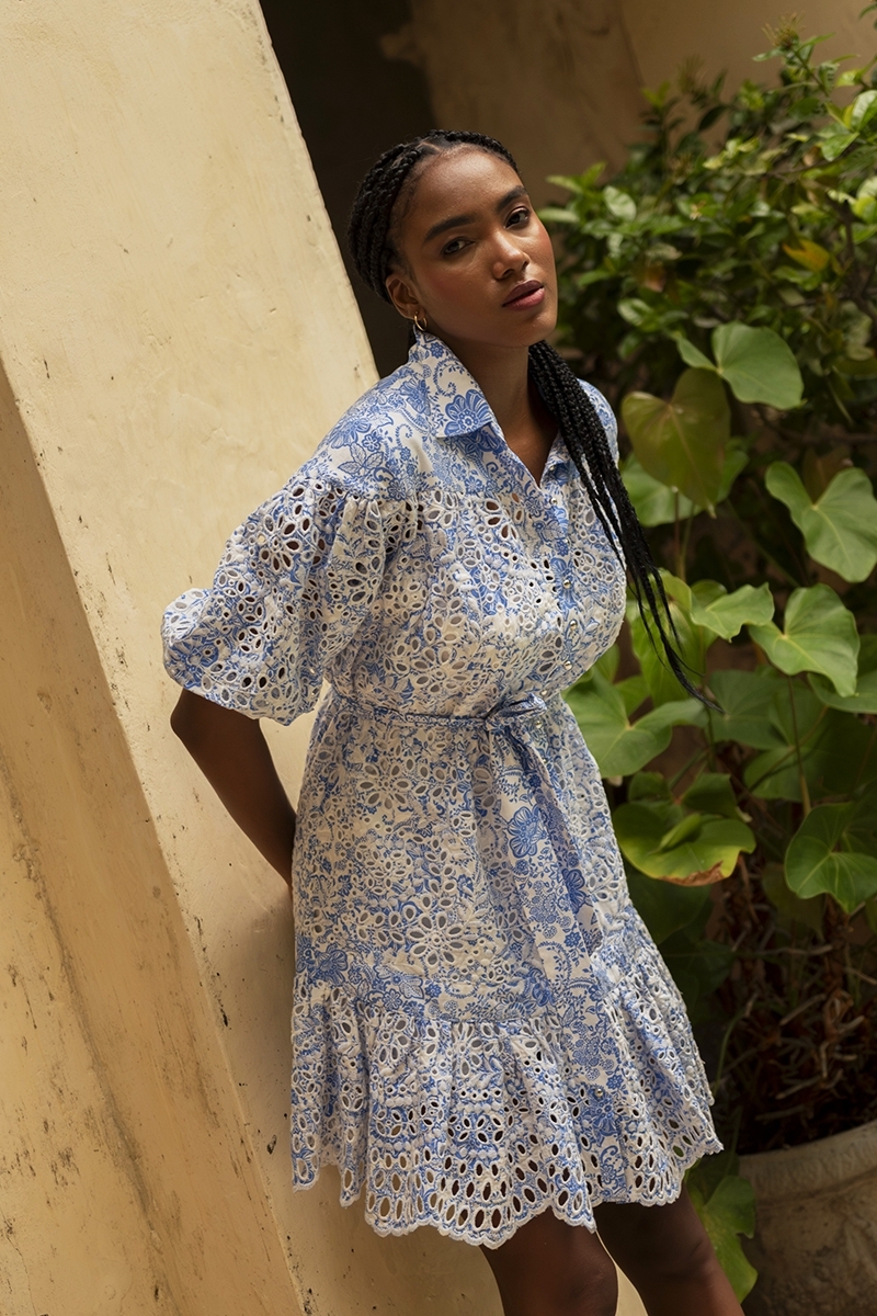 Vestido corto Violeta - blanco- estampado floral azul - cinturón ajustable - Miss June Paris - 2