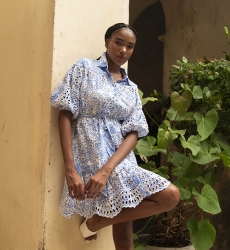 Vestido corto Violeta - blanco- estampado floral azul - cinturón ajustable - Miss June Paris - 3