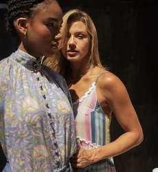 Blouse Raquel - col montant - design floral - deux coloris envoûtants - bleu et rose - manches longues - Miss June Paris - 11