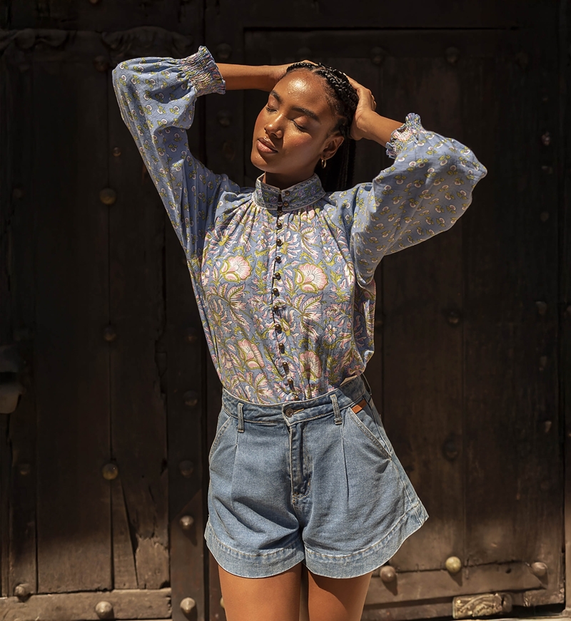 Blouse Raquel - col montant - design floral - deux coloris envoûtants - bleu et rose - manches longues - Miss June Paris - 8