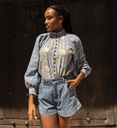 Blouse Raquel - col montant - design floral - deux coloris envoûtants - bleu et rose - manches longues - Miss June Paris - 10