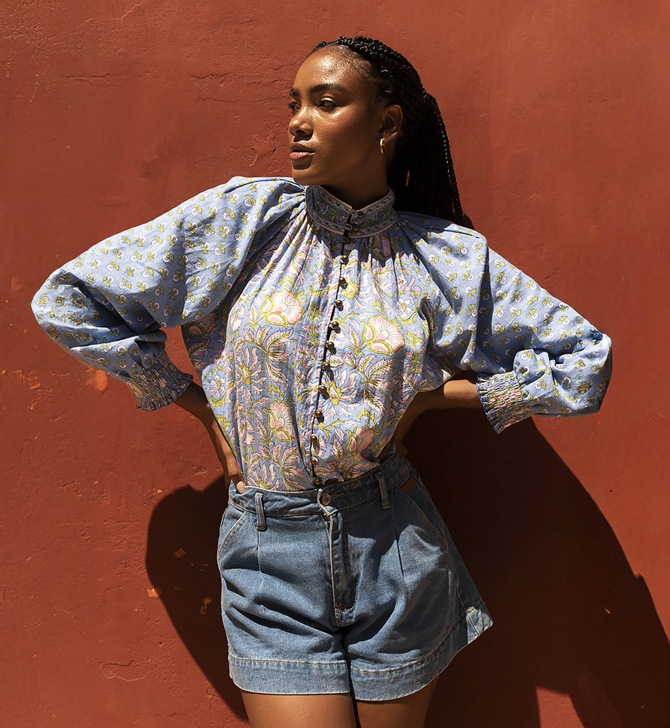 Blusa Raquel - cuello alto - diseño floral - dos colores hechizantes - azul y rosa - manga larga - Miss June Paris - 9