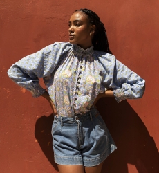 Blouse Raquel - col montant - design floral - deux coloris envoûtants - bleu et rose - manches longues - Miss June Paris - 9